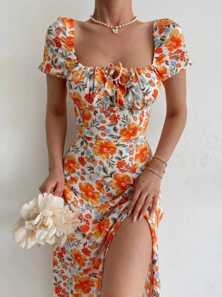 Robe d’été élégante à imprimé floral, manches courtes, épaules dénudées. Idéale pour les soirées et événements.