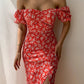 Robe d’été élégante à imprimé floral, manches courtes, épaules dénudées. Idéale pour les soirées et événements.