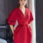 Robe élégante pour femme de la marque DEAT, col en V, détails brodés et jupe évasée. Taille plissée pour une silhouette raffinée. Parfaite pour les soirées, fêtes ou événements d’été.