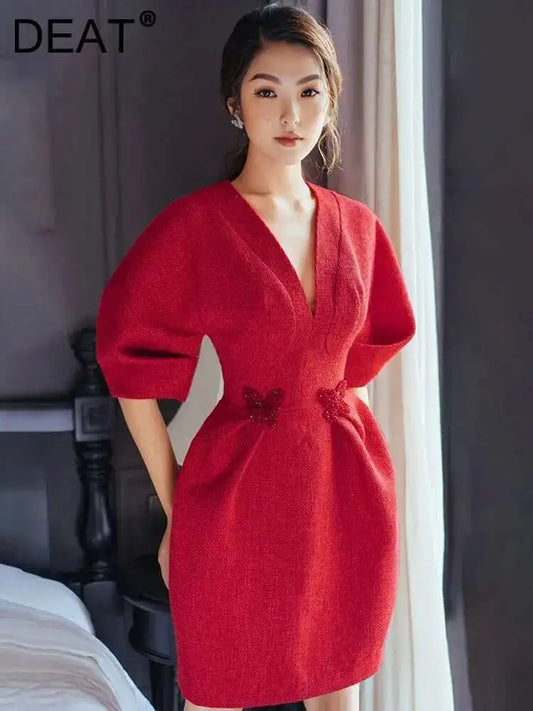 Robe élégante pour femme de la marque DEAT, col en V, détails brodés et jupe évasée. Taille plissée pour une silhouette raffinée. Parfaite pour les soirées, fêtes ou événements d’été.