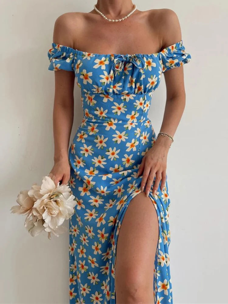 Robe d’été élégante à imprimé floral, manches courtes, épaules dénudées. Idéale pour les soirées et événements.