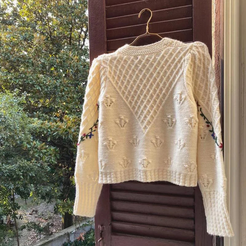 Cardigan Femme Brodé Fleurs – Tricot Vintage Col V Style Coréen Automne Hiver 2025.