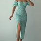 Robe d’été élégante à imprimé floral, manches courtes, épaules dénudées. Idéale pour les soirées et événements.