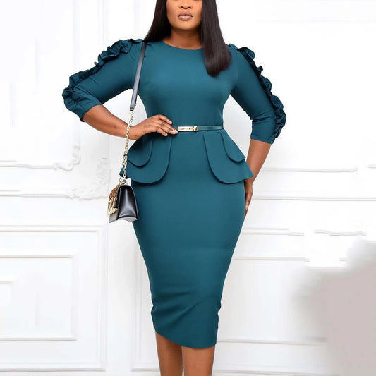 Robe élégante de bureau pour femme, col rond, manches trois quarts, ceinturée à la taille, coupe ajustée mi-mollet. Idéale pour un look professionnel et raffiné.