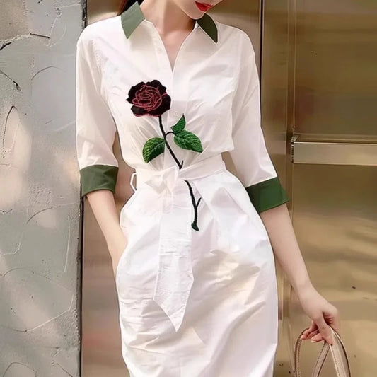 Robe chemise blanche imprimée, style été, légère et élégante, inspirée du chic français. Parfaite pour un look raffiné et décontracté.