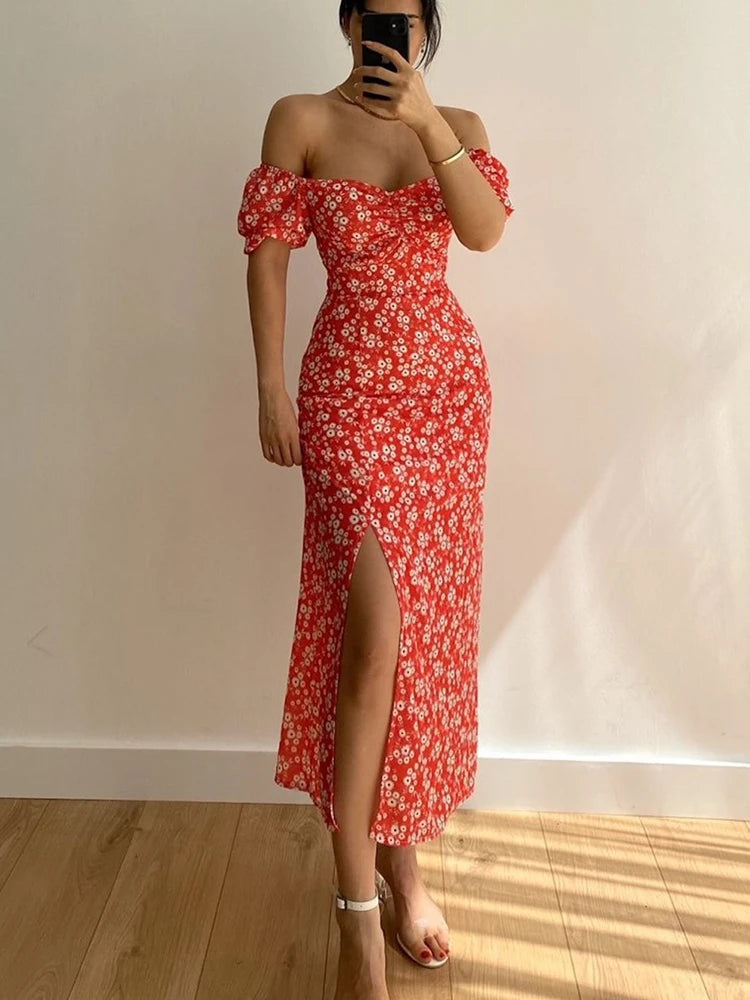 Robe d’été élégante à imprimé floral, manches courtes, épaules dénudées. Idéale pour les soirées et événements.
