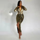 Élégante robe maxi métallisée pour femme, col en V sexy, manches longues, fronces flatteuses et fente haute. Parfaite pour les soirées, clubs ou événements chics. Style glamour et féminin.