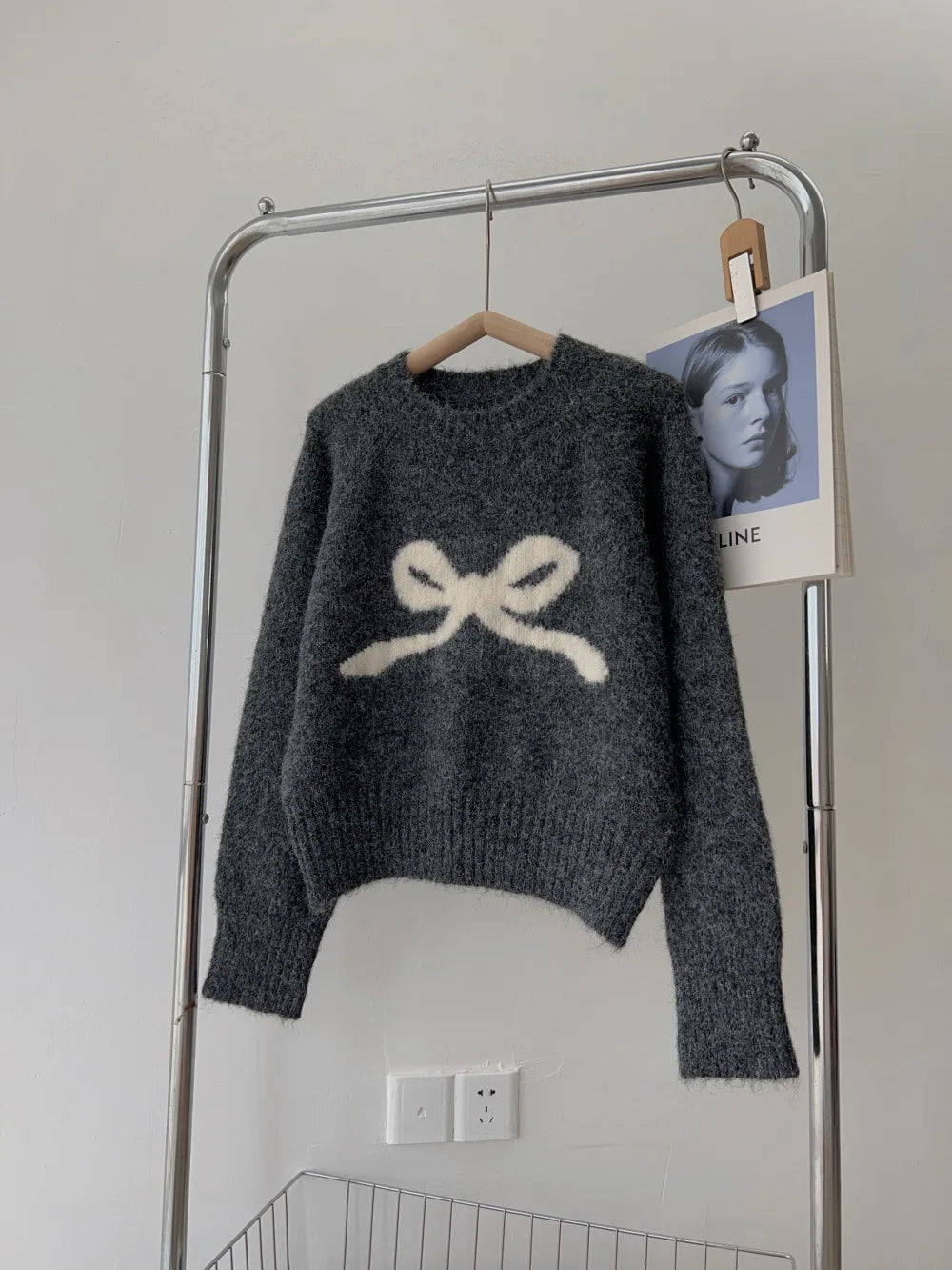 Pull Femme Gris avec Nœud – Col Rond Tricoté Doux Automne Hiver.