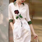 Robe chemise blanche imprimée, style été, légère et élégante, inspirée du chic français. Parfaite pour un look raffiné et décontracté.