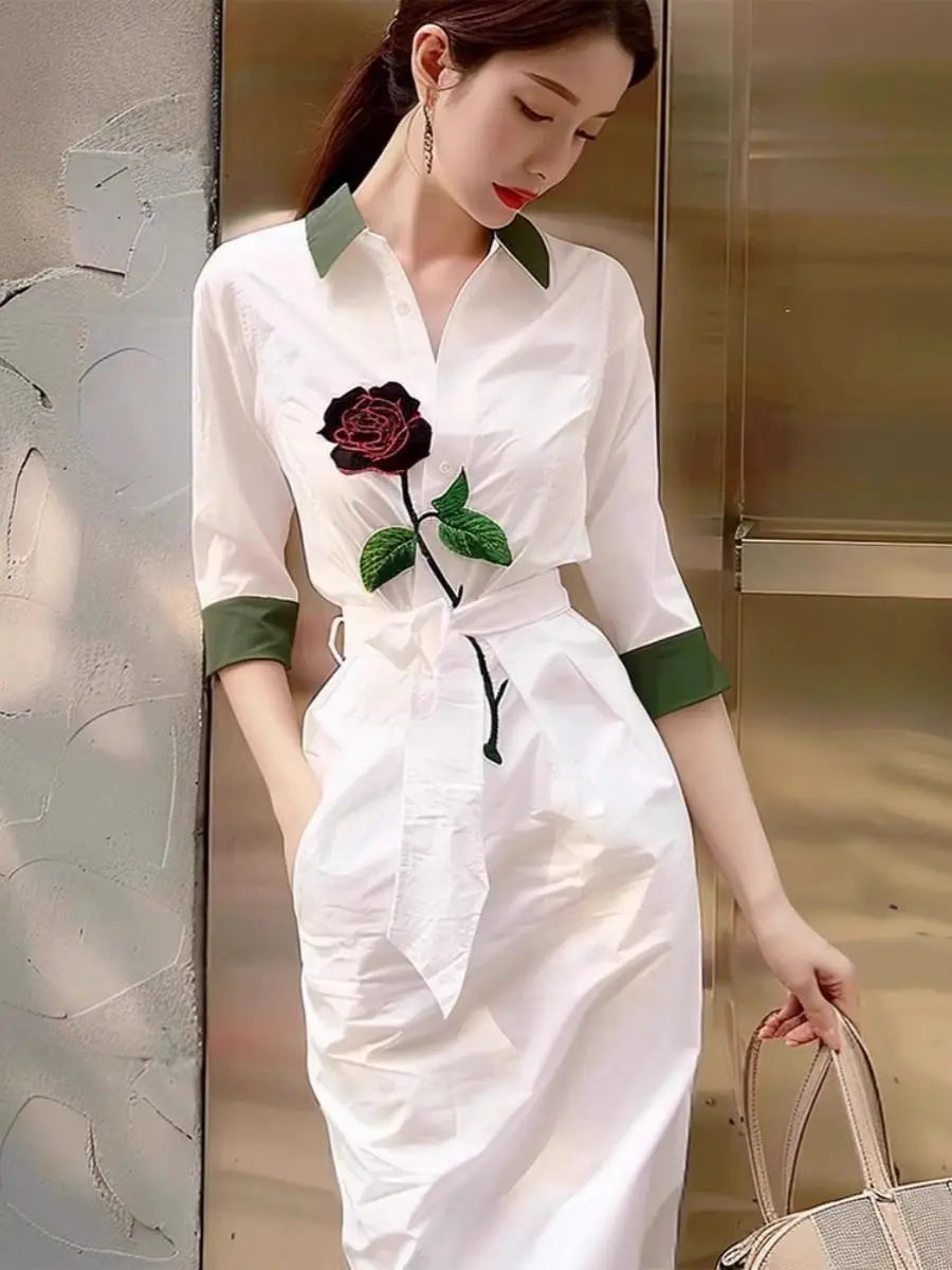 Robe chemise blanche imprimée, style été, légère et élégante, inspirée du chic français. Parfaite pour un look raffiné et décontracté.