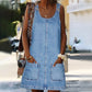 Robe en jean pour femme, sans manches, avec boutons sur le devant et deux poches pratiques. Confortable et légère, idéale pour l’été. Parfaite pour un look décontracté ou pour vos sorties quotidiennes.