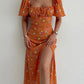 Robe d’été élégante à imprimé floral, manches courtes, épaules dénudées. Idéale pour les soirées et événements.