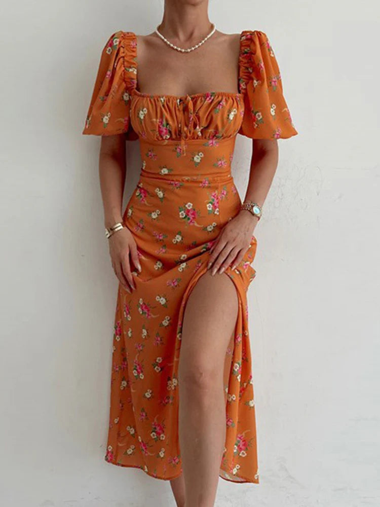 Robe d’été élégante à imprimé floral, manches courtes, épaules dénudées. Idéale pour les soirées et événements.