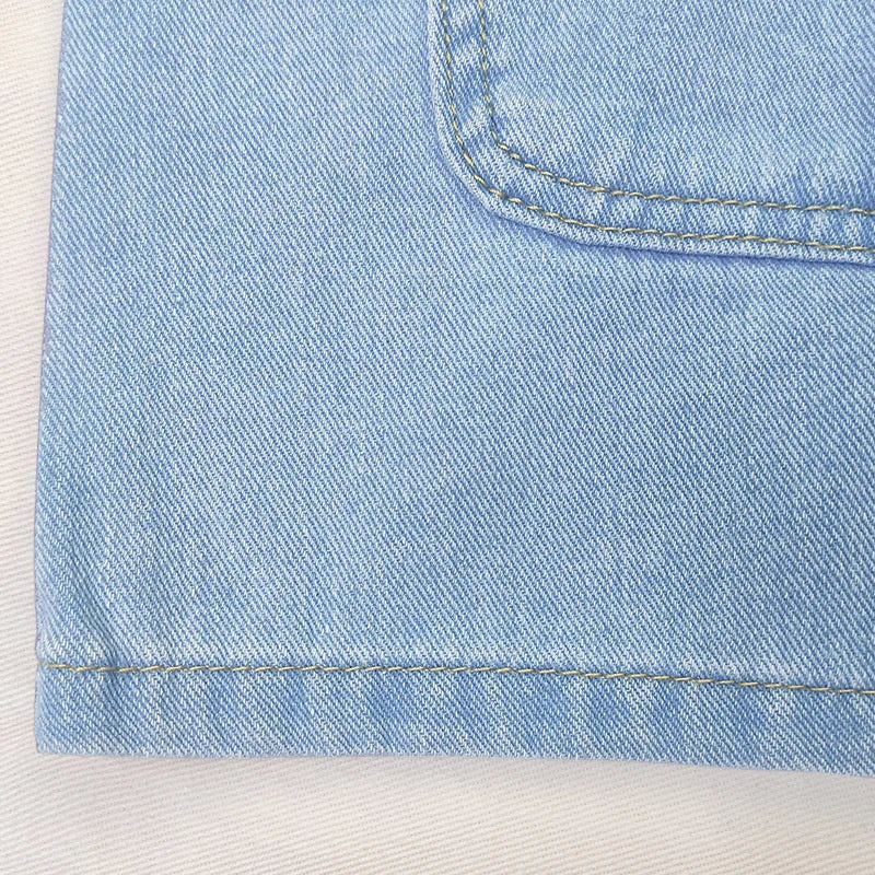 Robe en jean pour femme, sans manches, avec boutons sur le devant et deux poches pratiques. Confortable et légère, idéale pour l’été. Parfaite pour un look décontracté ou pour vos sorties quotidiennes.
