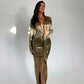 Élégante robe maxi métallisée pour femme, col en V sexy, manches longues, fronces flatteuses et fente haute. Parfaite pour les soirées, clubs ou événements chics. Style glamour et féminin.