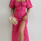 Robe d’été élégante à imprimé floral, manches courtes, épaules dénudées. Idéale pour les soirées et événements.