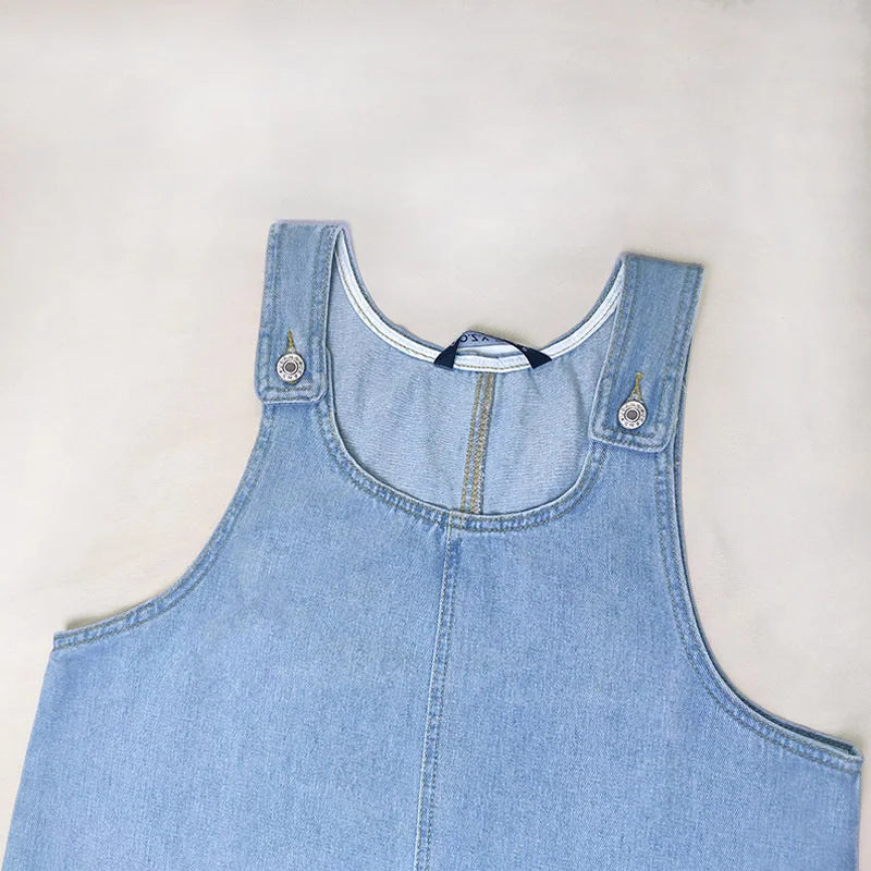 Robe en jean pour femme, sans manches, avec boutons sur le devant et deux poches pratiques. Confortable et légère, idéale pour l’été. Parfaite pour un look décontracté ou pour vos sorties quotidiennes.