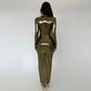 Élégante robe maxi métallisée pour femme, col en V sexy, manches longues, fronces flatteuses et fente haute. Parfaite pour les soirées, clubs ou événements chics. Style glamour et féminin.
