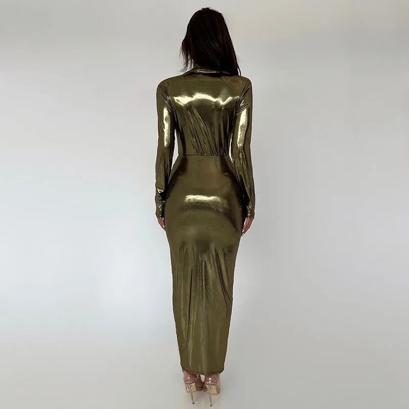 Élégante robe maxi métallisée pour femme, col en V sexy, manches longues, fronces flatteuses et fente haute. Parfaite pour les soirées, clubs ou événements chics. Style glamour et féminin.