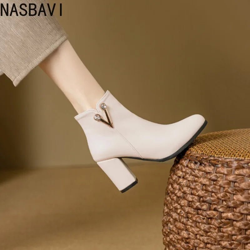 Bottines Femme 2025 – Bout Pointu & Détail Cristal.