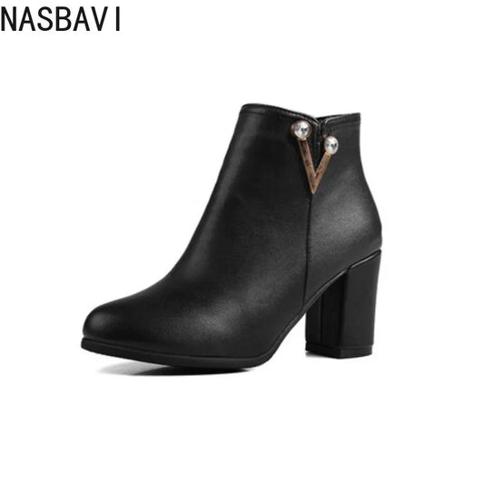 Bottines Femme 2025 – Bout Pointu & Détail Cristal.