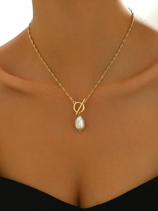 Elegant Gold-Tone Pearl Pendant Necklace -  Stylish And Lightweight Jewelry.