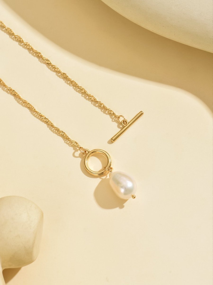 Elegant Gold-Tone Pearl Pendant Necklace -  Stylish And Lightweight Jewelry.