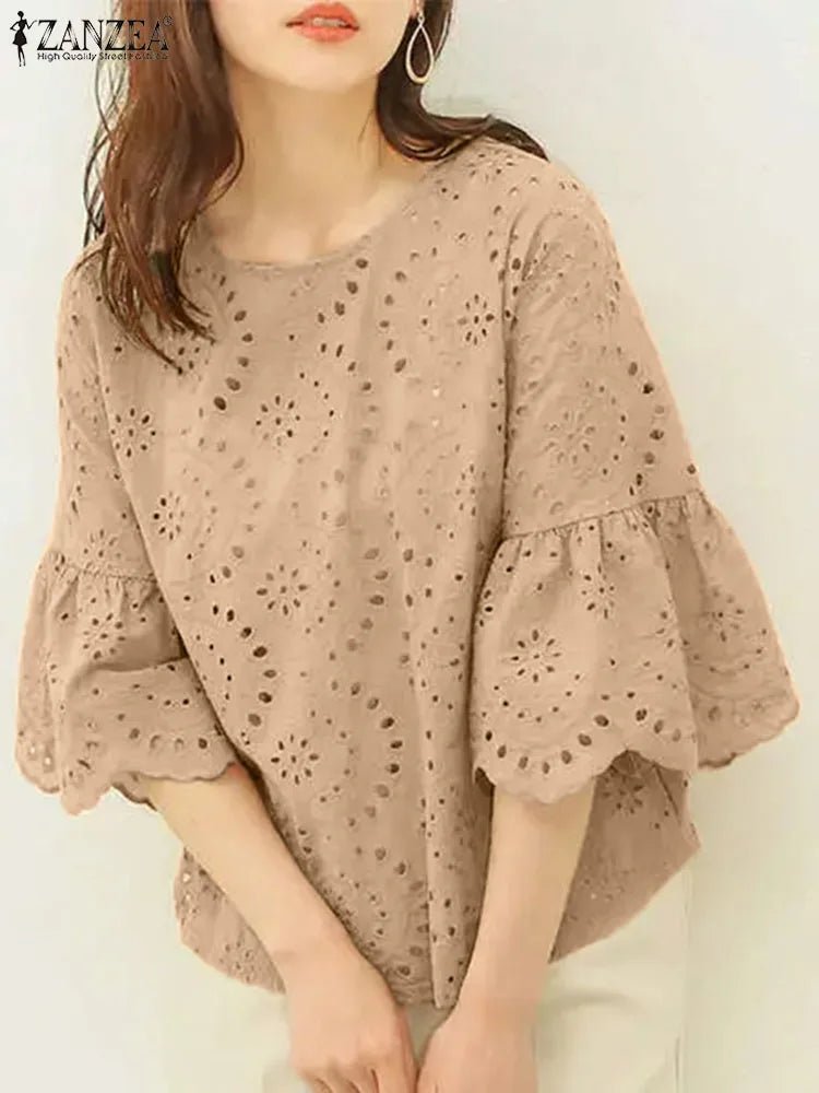 Le top en dentelle jaune moutarde est un incontournable pour un look estival à la fois élégant et tendance. Avec ses manches trois-quarts, sa coupe ample et ses détails crochetés, il apporte une touche de couleur et de f.