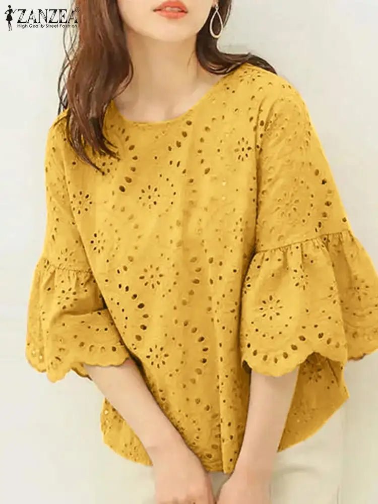 Le top en dentelle jaune moutarde est un incontournable pour un look estival à la fois élégant et tendance. Avec ses manches trois-quarts, sa coupe ample et ses détails crochetés, il apporte une touche de couleur et de f.