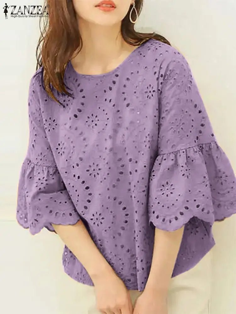 Le top en dentelle jaune moutarde est un incontournable pour un look estival à la fois élégant et tendance. Avec ses manches trois-quarts, sa coupe ample et ses détails crochetés, il apporte une touche de couleur et de f.