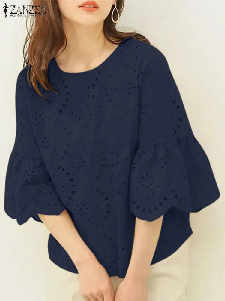 Le top en dentelle jaune moutarde est un incontournable pour un look estival à la fois élégant et tendance. Avec ses manches trois-quarts, sa coupe ample et ses détails crochetés, il apporte une touche de couleur et de f.