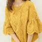 Le top en dentelle jaune moutarde est un incontournable pour un look estival à la fois élégant et tendance. Avec ses manches trois-quarts, sa coupe ample et ses détails crochetés, il apporte une touche de couleur et de f.