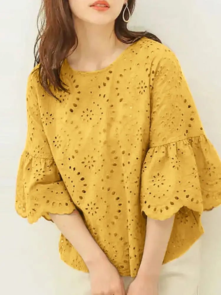 Le top en dentelle jaune moutarde est un incontournable pour un look estival à la fois élégant et tendance. Avec ses manches trois-quarts, sa coupe ample et ses détails crochetés, il apporte une touche de couleur et de f.