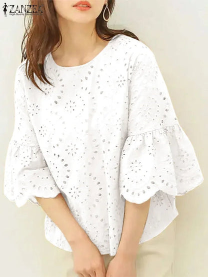 Le top en dentelle jaune moutarde est un incontournable pour un look estival à la fois élégant et tendance. Avec ses manches trois-quarts, sa coupe ample et ses détails crochetés, il apporte une touche de couleur et de f.
