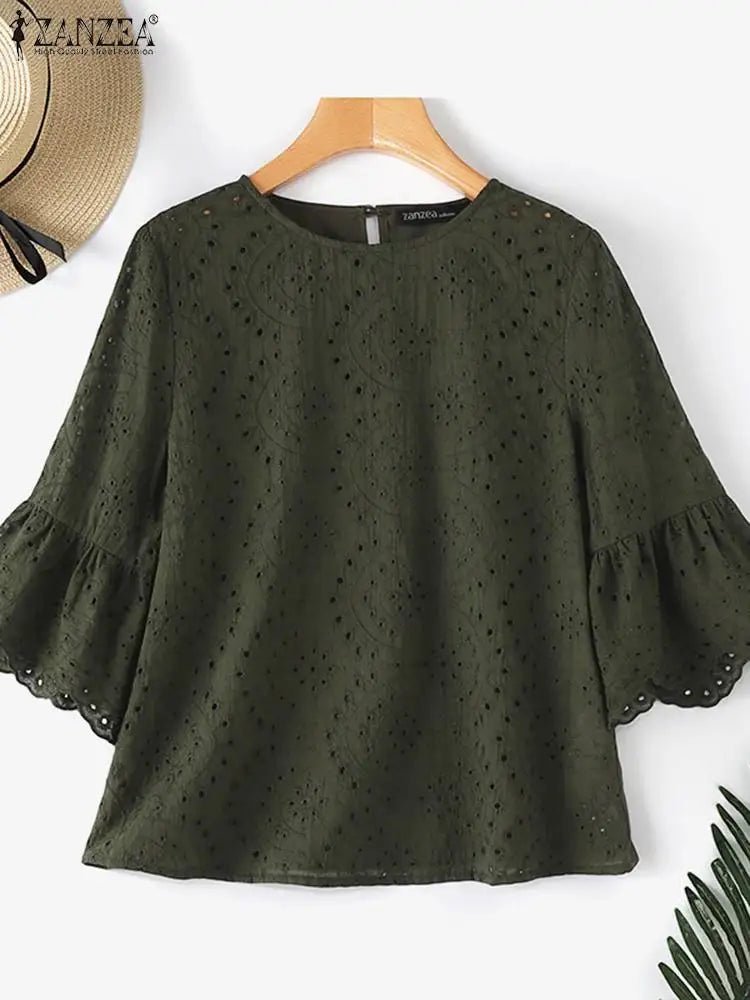 Le top en dentelle jaune moutarde est un incontournable pour un look estival à la fois élégant et tendance. Avec ses manches trois-quarts, sa coupe ample et ses détails crochetés, il apporte une touche de couleur et de f.