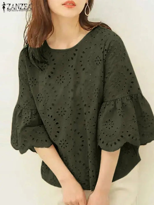 Le top en dentelle jaune moutarde est un incontournable pour un look estival à la fois élégant et tendance. Avec ses manches trois-quarts, sa coupe ample et ses détails crochetés, il apporte une touche de couleur et de f.