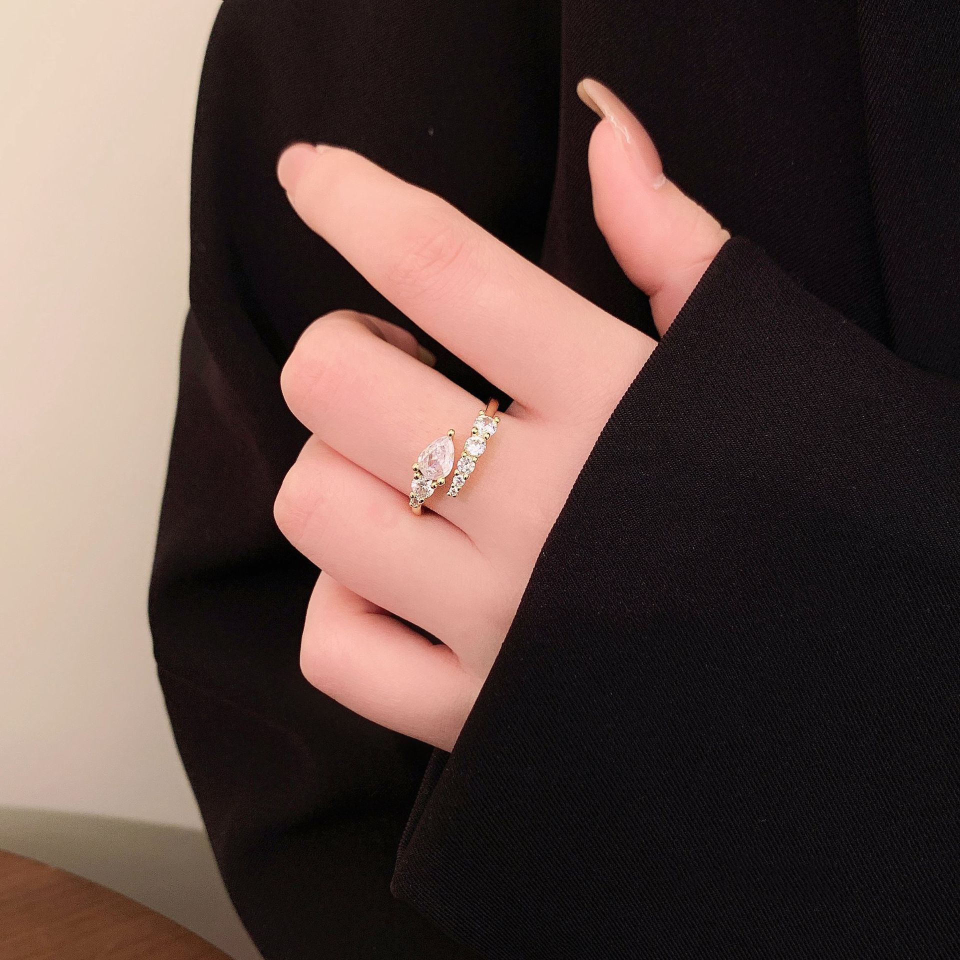 Light Luxury Minority High-grade Full Diamond Snake Ring.