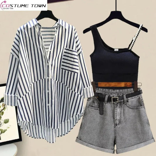 Ensemble mode printemps/été : chemise rayée légère, débardeur noir et short en jean pour un look décontracté.