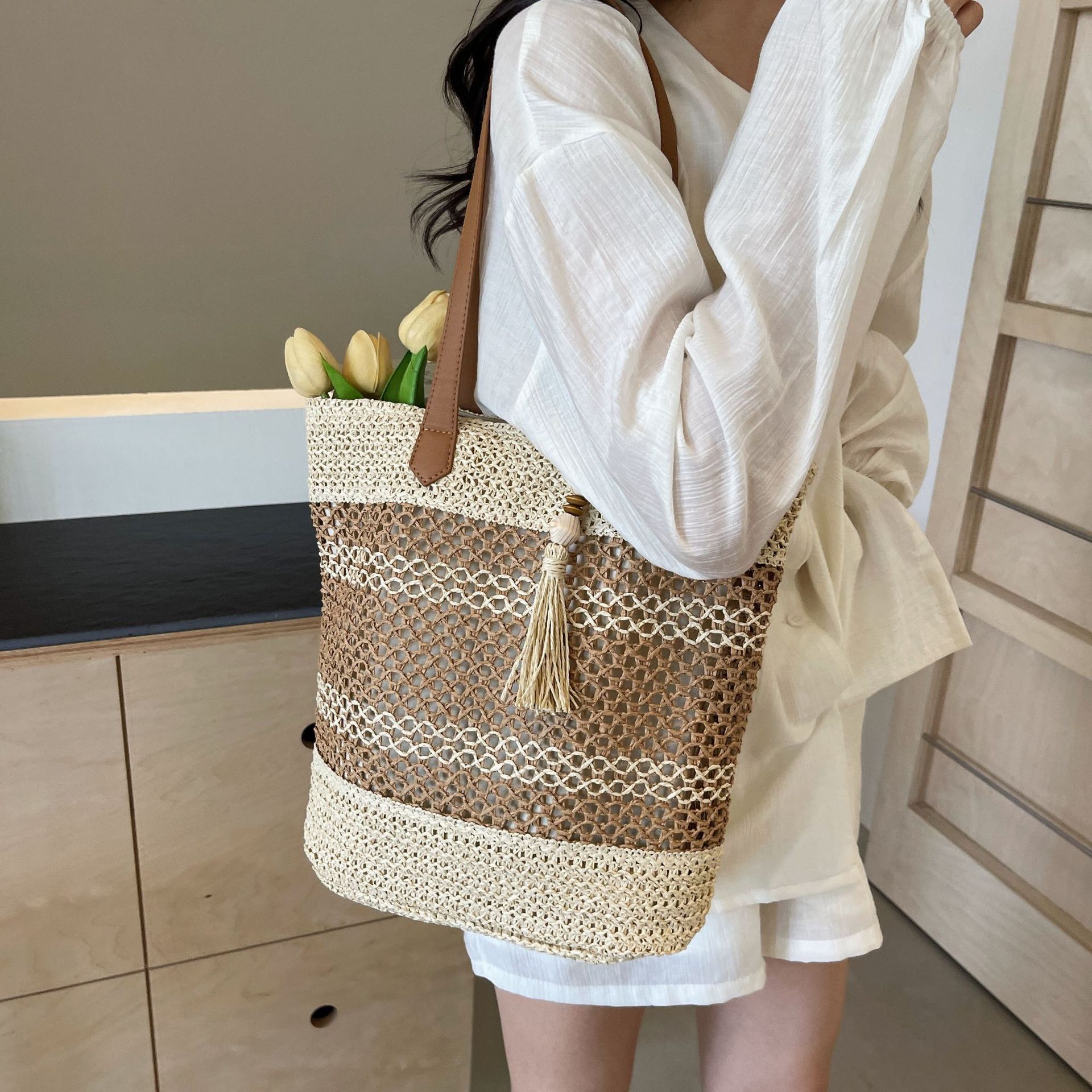 Summer Stripe Straw Sholder Bags With Tassel Pendant Fashion Large Capacity Seaside Vacation Beach Bags.